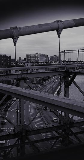 ilustracja do technikaliów (zdjęcie z mostu brooklińskiego.. na pierwszym planie żelazne konstrukcje w tle ruch samochodowy na autostradzie